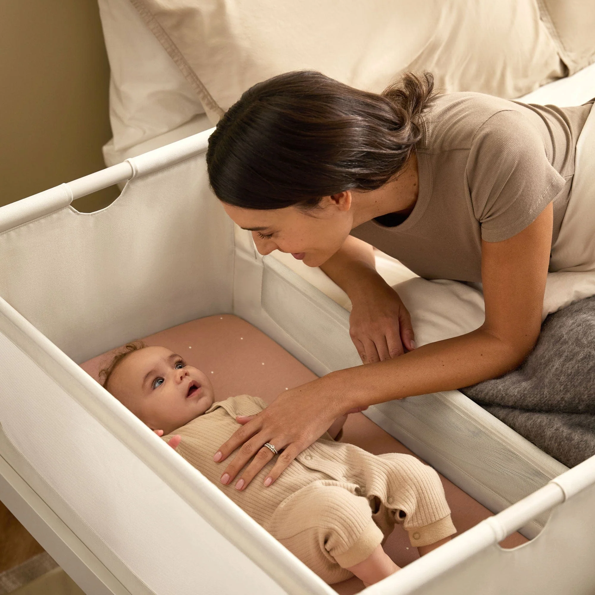 SnüzPod 5 Bedside Crib - Cashmere - Image 5