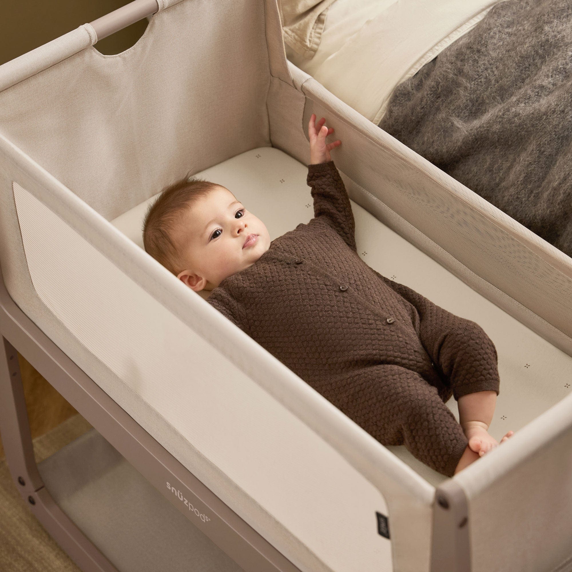 SnüzPod 5 Bedside Crib - Mocha - Image 3