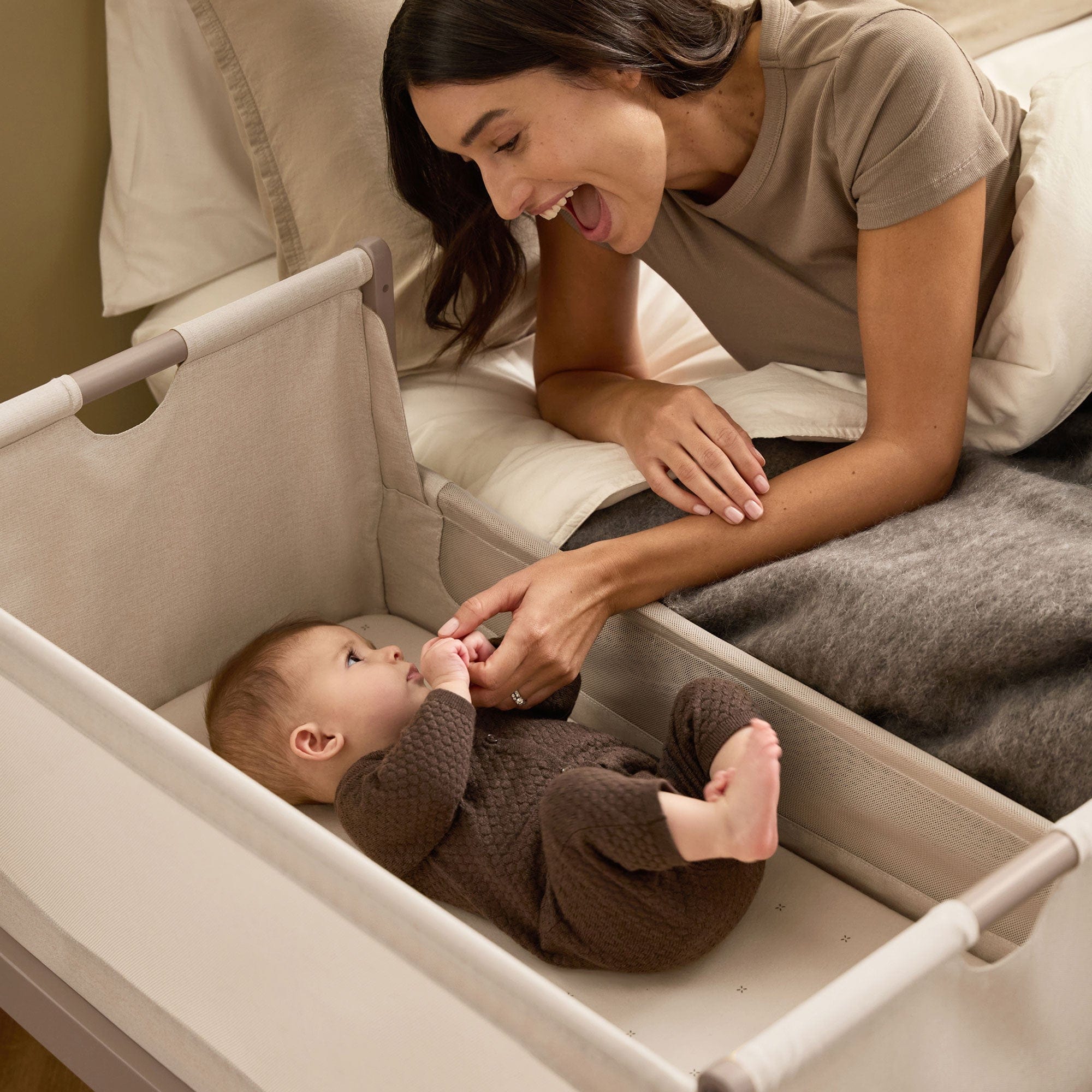 SnüzPod 5 Bedside Crib - Mocha - Image 5