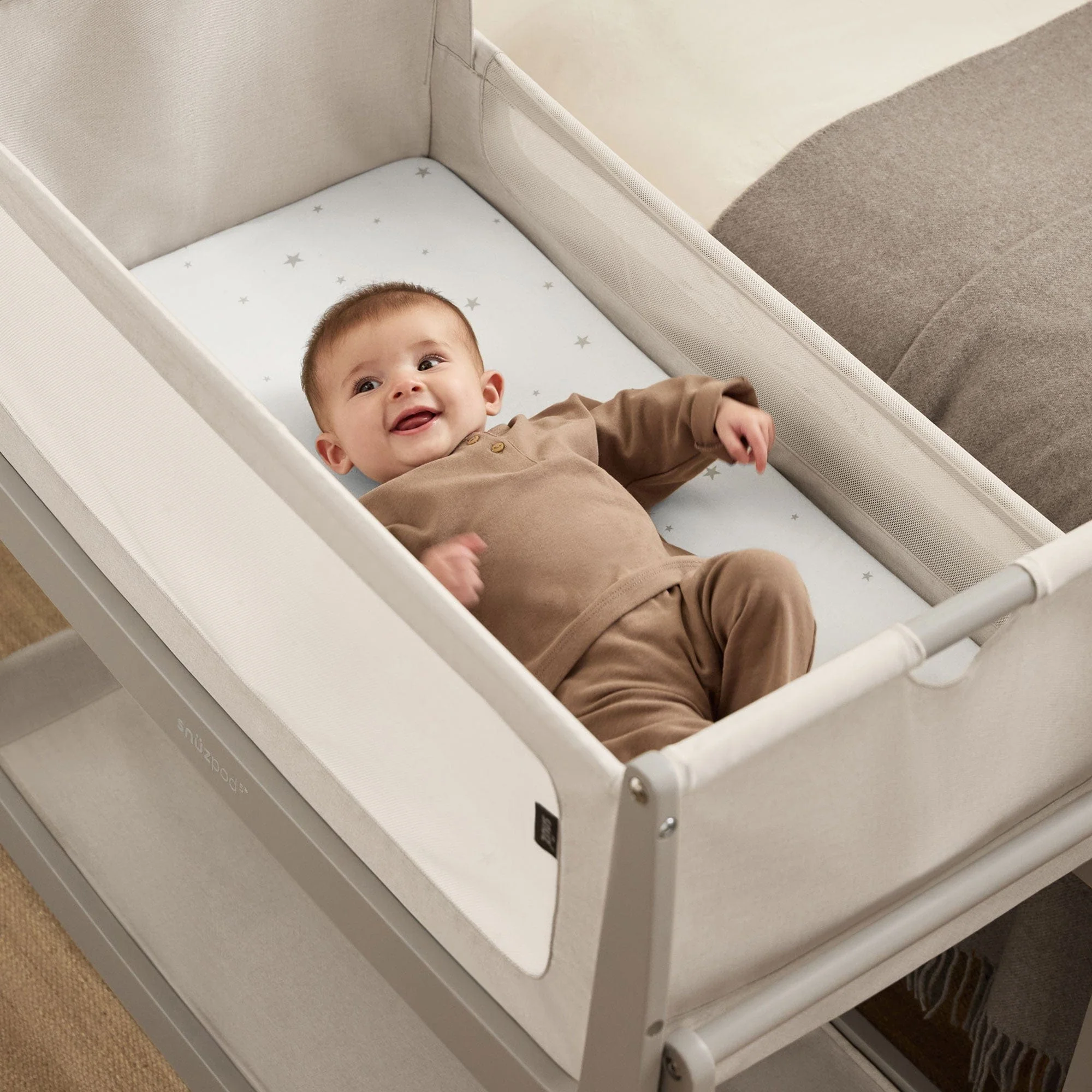 SnüzPod 5 Bedside Crib - Pebble - Image 3