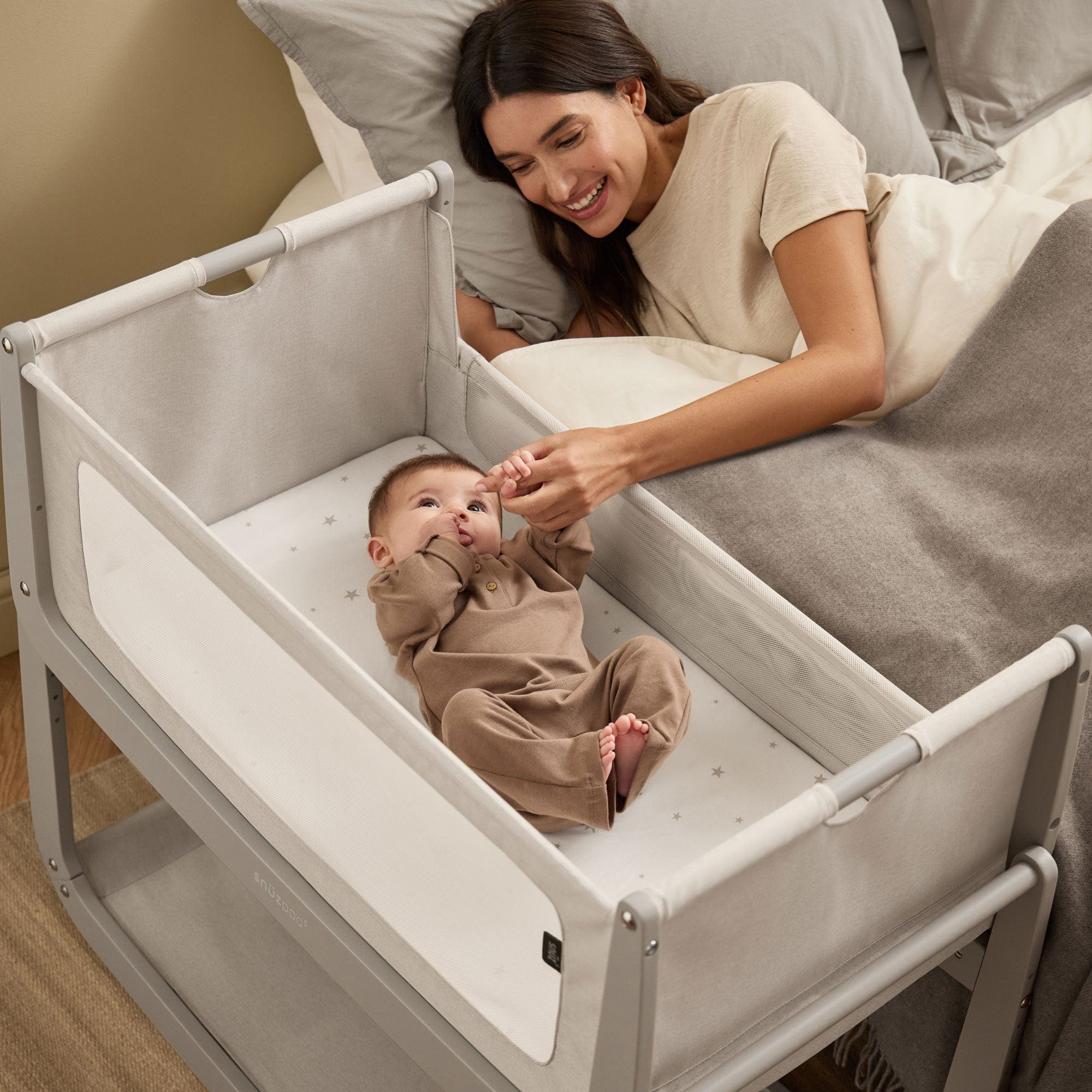 SnüzPod 5 Bedside Crib - Pebble - Image 5